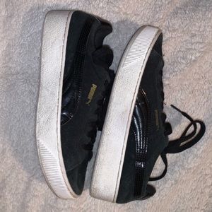 BLACK PLATFORM SUEDE PUMAS